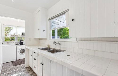 Charming Eugene Retreat Private Hot Tub and Yard! - Photo 2