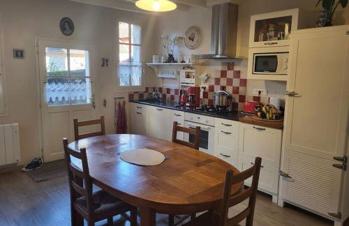 La Maison du Donjon - Gites de 8 personnes, parking privé avec jardin terrasse - Foto 31