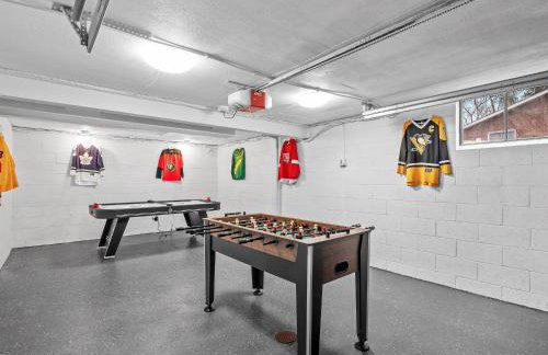 Stylish and Accessible Six Bedroom Home in Wexford/Pittsburg With Kids Amenities - Foto 37