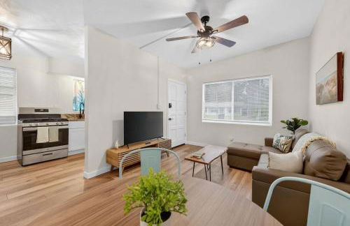 Vintage Florida Pet-Friendly Retreat - Photo 14