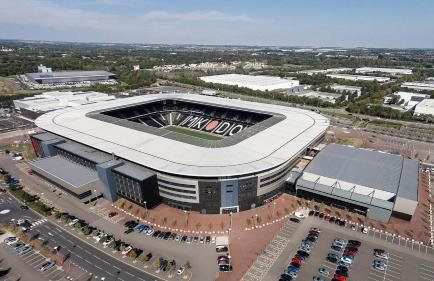 PRIME City Centre Location, THE JUKE BOX SUITE, Secure Gated FREE Parking Space, Unique STYLISH Apartment, AIR CONDITIONING & Two Bathrooms - Photo 45