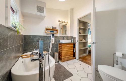 Charming City Home with Patio Fire Pit & Record Player-Family Friendly - Foto 24