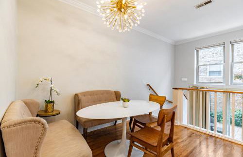 Windy City Getaway - 3BR 2BA Chicago Townhouse home - Photo 17