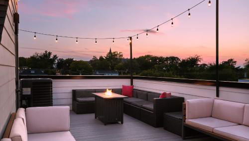 Stylish 3 Bed Retreat, Rooftop, Parking, Sleeps 10, Ensuite Baths, Bunk Room, Gourmet Kitchen, Cozy Living Space, Rooftop Views & Fire Table, Near Downtown, Distilleries & Marathon Village, 24 Hr Hospitality - Foto 5