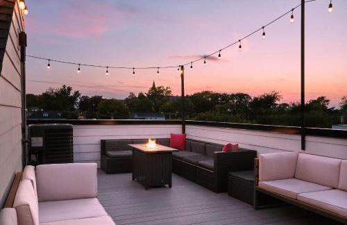 Stylish 3 Bed Retreat, Rooftop, Parking, Sleeps 10, Ensuite Baths, Bunk Room, Gourmet Kitchen, Cozy Living Space, Rooftop Views & Fire Table, Near Downtown, Distilleries & Marathon Village, 24 Hr Hospitality - Foto 5