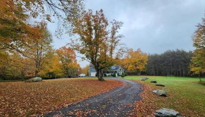 Lux estate! Hot tub, 8 acres, firepit, game room, private pond, EV, lots of privacy, 10 mins to town - Foto 5