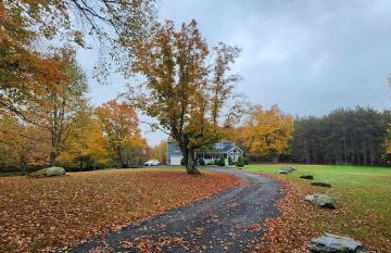 Lux estate! Hot tub, 8 acres, firepit, game room, private pond, EV, lots of privacy, 10 mins to town - Foto 5