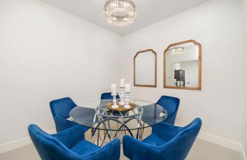 Luxurious Condo with Pool & Garage Close to Shopping - Foto 11