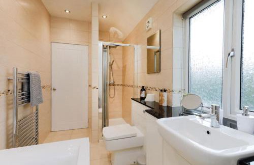 Comfy stays, Rotherham for contractors & Families, spacious, conservatory, free parking, wifi, 3BDR - Foto 50