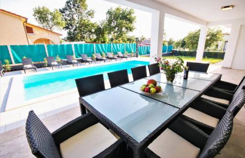 New Villa with Pool - Foto 40