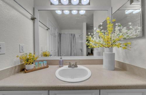 Modern 2BR2BA Pool Gym Near Airport #8 - Foto 23