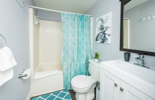 ROKU TVs - Washer & Dryer - QueenBeds - GroupStay - Foto 17