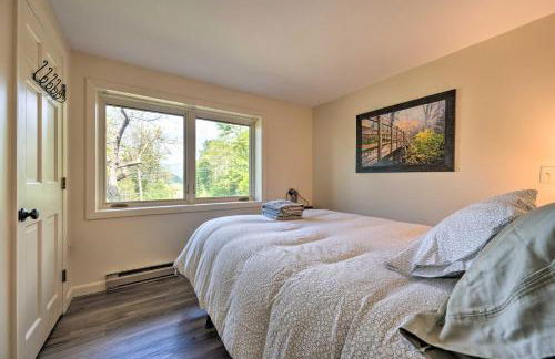 House with Balcony about 5 Mi to Cranmore Resort! - Photo 23