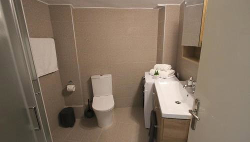 Newly Renovated Central 2 Bedroom Apartment in Kozani - Foto 5, Shower, heating