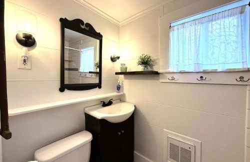 Cottage 1-2 -2 Bedroom 1 Bath End Unit with Kitchenette Private Courtyard Pet Friendly fee applies - Photo 7