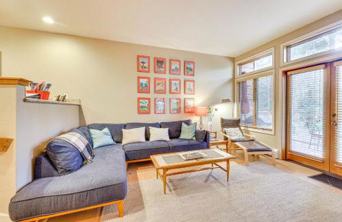 2 Mi to Diamond Peak! Corner-Unit Condo with Hot Tub - Foto 1