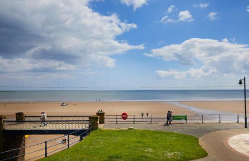 Delightful beachfront apartment - 2 bedrooms sleeps 4 - parking & stunning views - Foto 20
