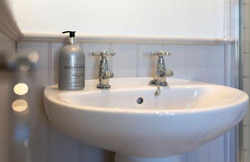 Jasmine Cottage - 2 Bedroom in Heart of Bourton! - Photo 10