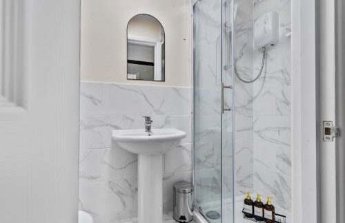 KingstonUponThames Contractor Sleeps8 Parking - Photo 14