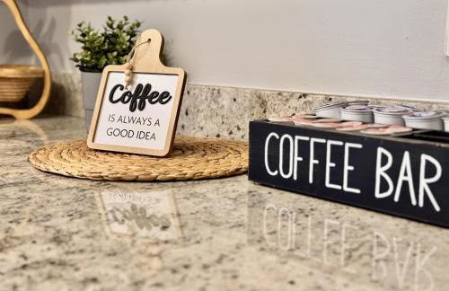 Luxury 4BR Getaway with Heated Pool & Cozy Vibes! - Foto 13