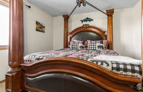 Alaskan WolfDen Close to airport centrally located - Photo 11