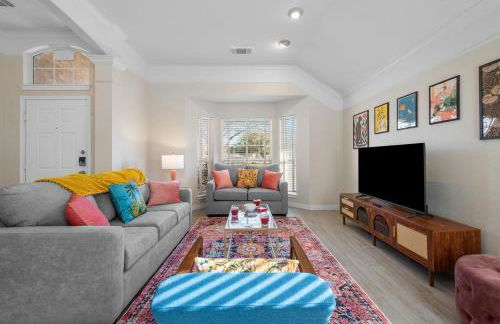 NEW! Stylish Home Arcade & Fireplace Sleeps 10 - Foto 29