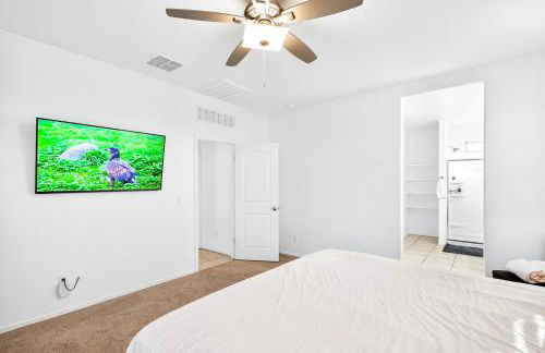 Tropical Desert Oasis Phoenix 5BR 3Bath with Outdoor Tiki Bar & BBQ - Photo 14