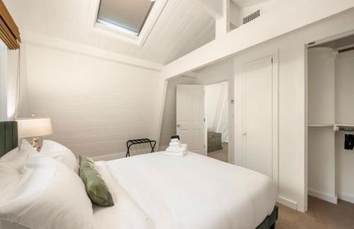 Scout's Lakehouse Retreat by Colby & Conrad - Foto 25