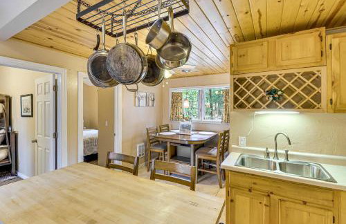 4 Mi to Rainbow Lake! Cozy Forest-View Gem with Deck - Foto 11