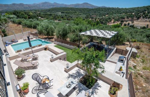 Pavlina Villa , a hidden gem with heated pool and ping pong! - Photo 3