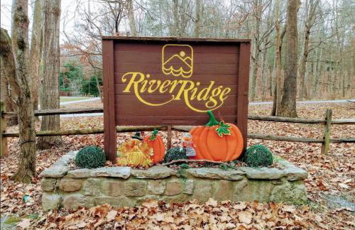 Camp Dancing Bears - Wifi, Riverfront, Pet Friendly, Fire Pit, Grill, Deck, Fishing, Games, Fireplace, King Bed - Photo 34