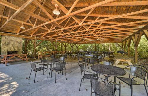 On-Site Lake and Pool Access Cabin in Newland! - Foto 34