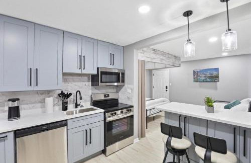 Convenient Mid and Extended Stay Near Airport - Foto 5