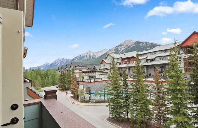 SPACIOUS 3-Br Luxury Condo | HEATED Pool + 3 Hot Tubs | Pool Table | Hm Theatre - Photo 45