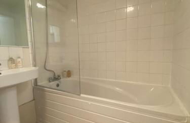 Comfy 2 bed Flat with free Parking, close to Tube - Foto 17