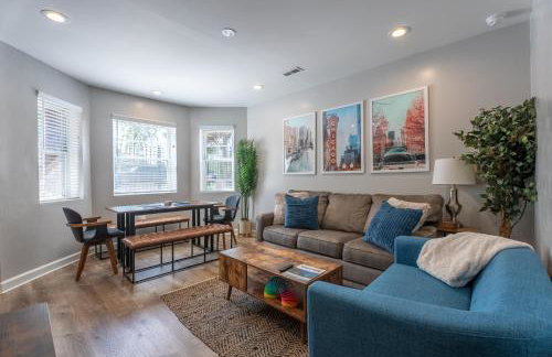 Stylish & Bright Gem Overlooks Lovely Park with Great Amenities - Foto 1