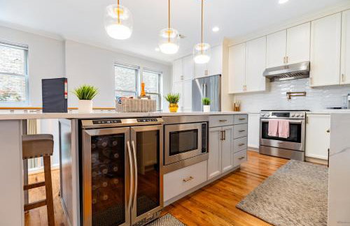 Windy City Getaway - 3BR 2BA Chicago Townhouse home - Photo 19