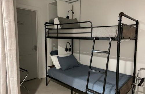 Fyrebird Place - Industrial Loft with Pavilion & Yard - Foto 31