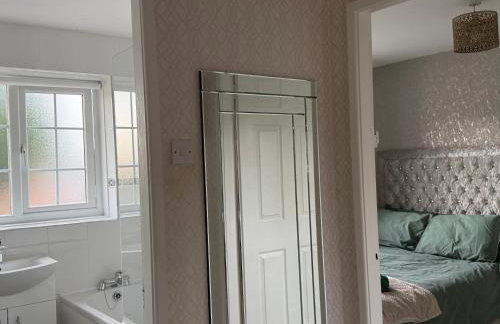 Spacious Modern 3 Bed Home Near Batley Train Station with Free Parking - Foto 10