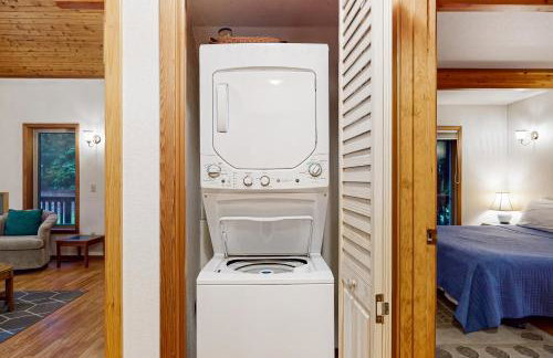 Redwood Rest Getaway - A-Frame with Hot Tub & Deck - Foto 22