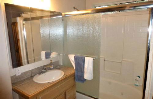 Dream Getaway-Secluded Hot Spa-Walk to Village-Walk to Pineknot Trailhead-Plus King Bed! - Foto 19