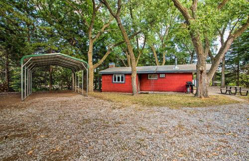 Plum Creek Retreat with Beach near Johnson Lake - Foto 21