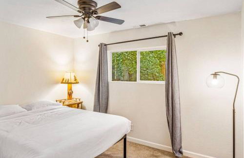 Hot Tub and Spacious Backyard Close to Lake! - Foto 23