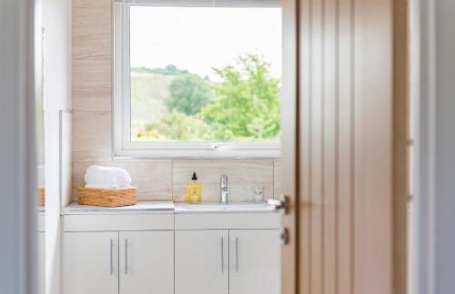 Luxury 5-Bed Country House with Hot Tub, Views & Games Room, Sleeps 12 - Kent Downs - Foto 28