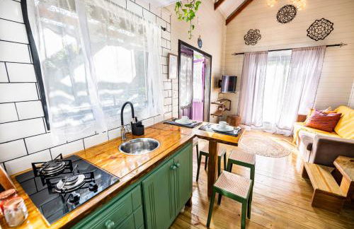 Loft Americano para Casais - Lareira Externa, Rio no Terreno, Rede Suspensa e Churrasqueira - Foto 6