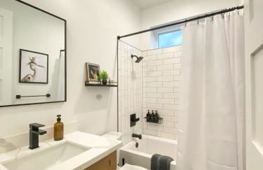 Luxe Port Lookout with waterfront, theater, games - Foto 33