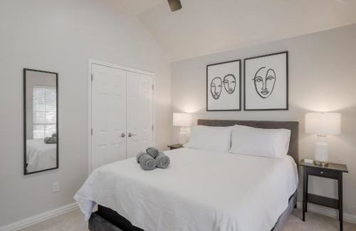 Glamorous Mansion w Private Pool and Cinema Room - Photo 32