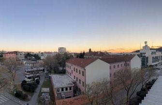 Modern 2-Bed Apt, Late check in available - Photo 33