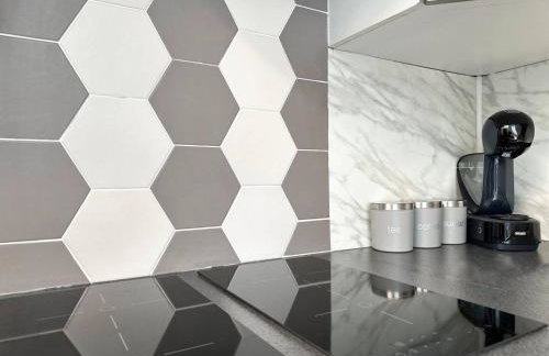 Sleek Skyward Serenity 2bed w Pool Table - Ystrad - Foto 31