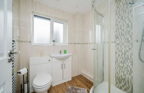 Fowler House 2 Bedroom ,Free WIFI, Parking, Crawley, Close to Gatwick Airport, Contractor friendly, business travellers - Foto 23